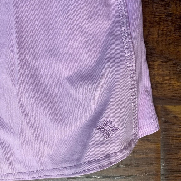 Med Couture Lilac V-Neck Shirttail Women's SCRUBS top - Picture 12 of 13